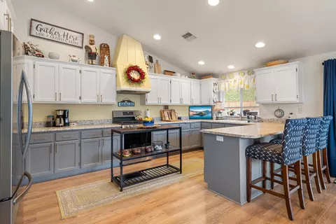 Kitchen - 1515 Panoramic Loop, Grants Pass, OR 97527 photo 1 of 4