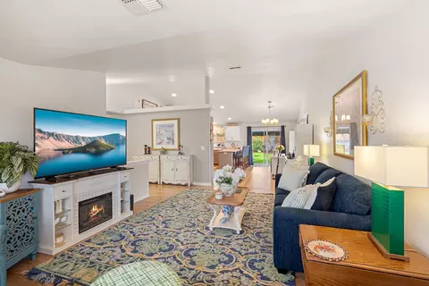 Living - 1515 Panoramic Loop, Grants Pass, OR 97527 photo 3 of 3
