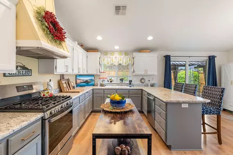 Kitchen - 1515 Panoramic Loop, Grants Pass, OR 97527 photo 2 of 4