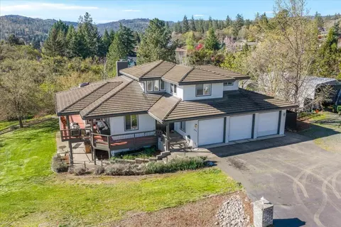 395 Autumn Ln, Jacksonville, OR 97530