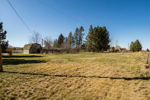 Exterior - 21810 Repine Dr, Bend, OR 97701 photo 11 of 13