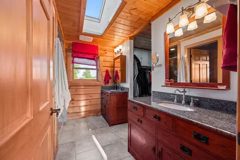 Bath - 2957 Mark Ct, Chiloquin, OR 97624 photo 1 of 4