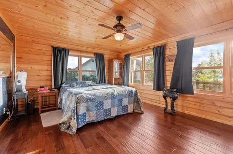 Bedroom - 2957 Mark Ct, Chiloquin, OR 97624 photo 2 of 4