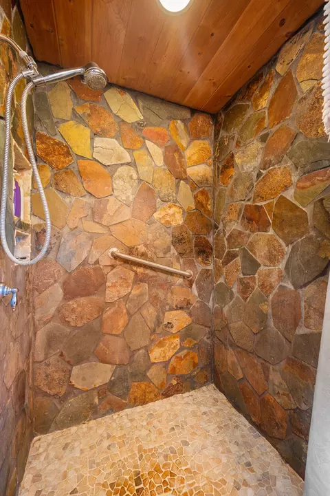 Bath - 2957 Mark Ct, Chiloquin, OR 97624 photo 2 of 4