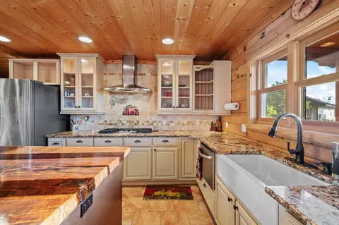 Kitchen - 2957 Mark Ct, Chiloquin, OR 97624 photo 2 of 3