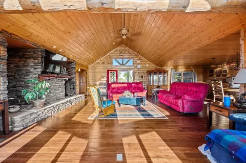 Living - 2957 Mark Ct, Chiloquin, OR 97624 photo 2 of 3