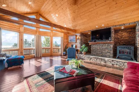 Living - 2957 Mark Ct, Chiloquin, OR 97624 photo 1 of 3