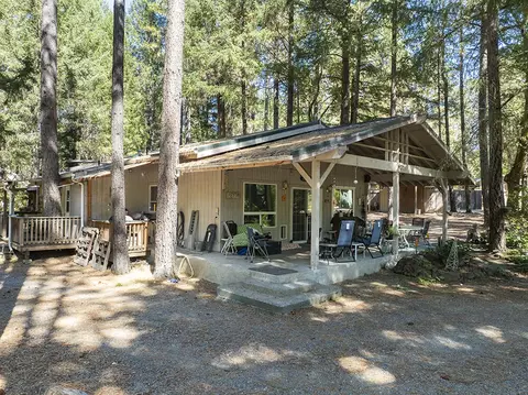 3504 Azalea Dr, Grants Pass, OR 97526