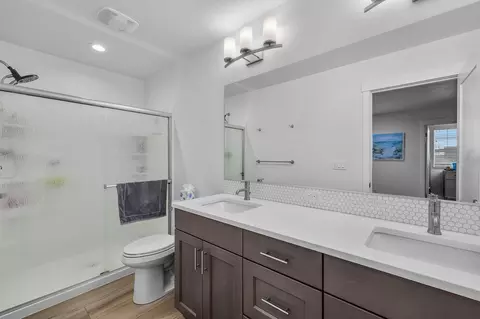 Bath - 3741 Eagle Rd, Bend, OR 97701 photo 3 of 4