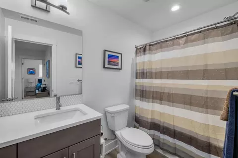 Bath - 3741 Eagle Rd, Bend, OR 97701 photo 2 of 4