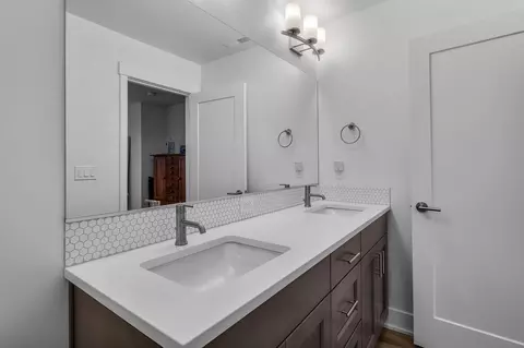 Bath - 3741 Eagle Rd, Bend, OR 97701 photo 4 of 4
