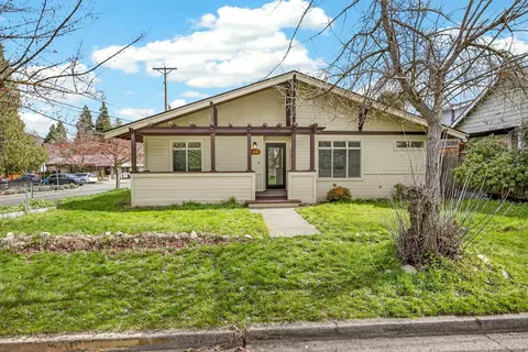 24 Dewey St, Ashland, OR 97520