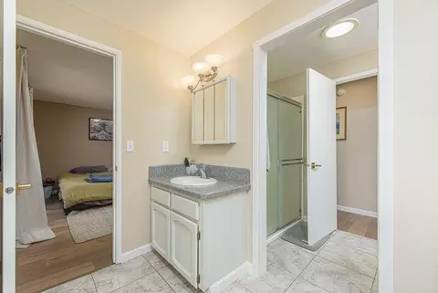 Bath - 60847 Jasmine Pl, Bend, OR 97702 photo 1 of 2