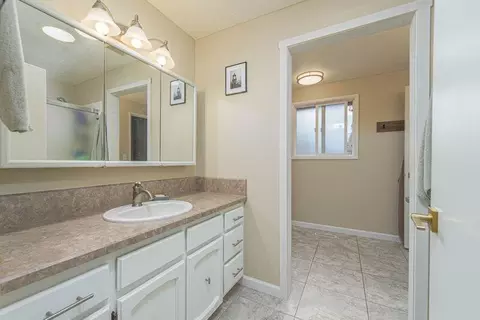 Bath - 60847 Jasmine Pl, Bend, OR 97702 photo 2 of 2
