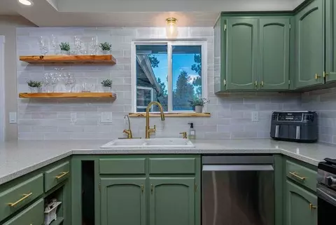 Kitchen - 60847 Jasmine Pl, Bend, OR 97702 photo 2 of 2