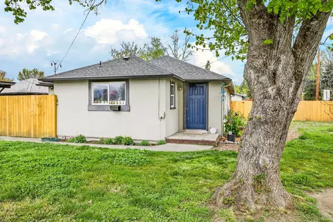 1702 SW Bridge St, Grants Pass, OR 97526