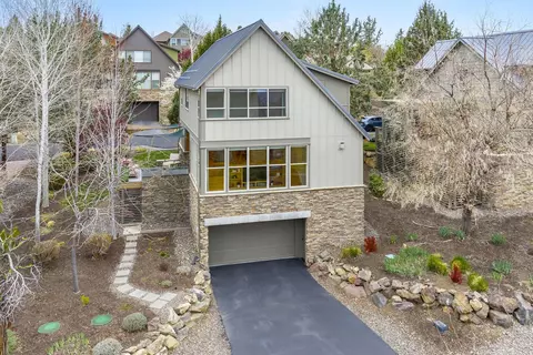 224 Volunteer Park Ln, Redmond, OR 97756