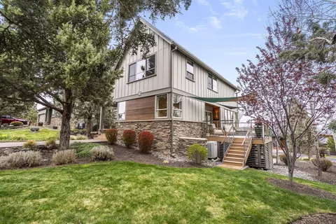 224 Volunteer Park Ln, Redmond, OR 97756