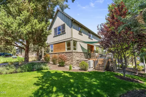224 Volunteer Park Ln, Redmond, OR 97756