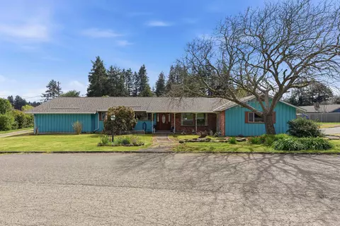 105 W 17th Pl, Coquille, OR 97423