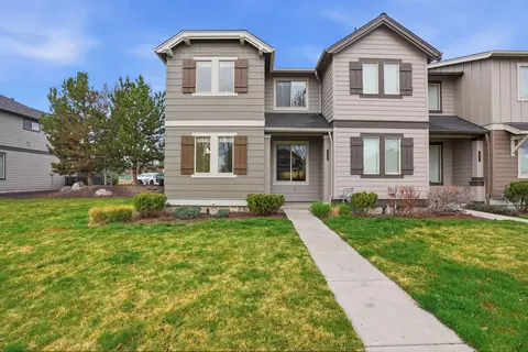 3249 SW 28th St, Redmond, OR 97756