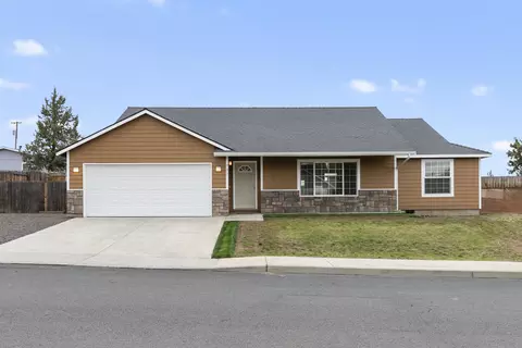 717 SE Cross Ln, Madras, OR 97741