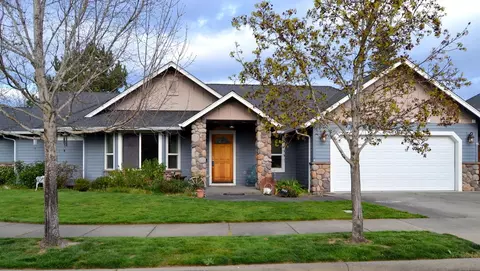 1483 SW David Dr, Grants Pass, OR 97527