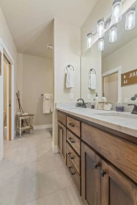 Bath - 625 Cherry St, Central Point, OR 97502 photo 2 of 2