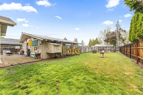 Exterior - 625 Cherry St, Central Point, OR 97502 photo 4 of 5