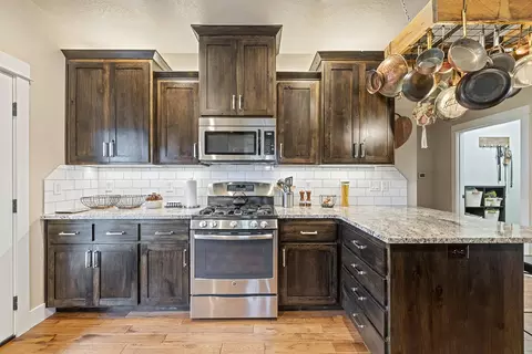 Kitchen - 625 Cherry St, Central Point, OR 97502 photo 3 of 5