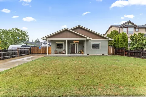 625 Cherry St, Central Point, OR 97502