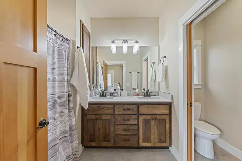 Bath - 625 Cherry St, Central Point, OR 97502 photo 1 of 2