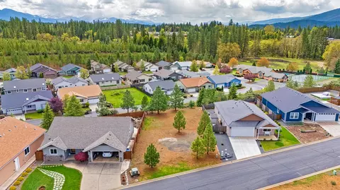 320 Cedar Ridge Dr, Cave Junction, OR 97523