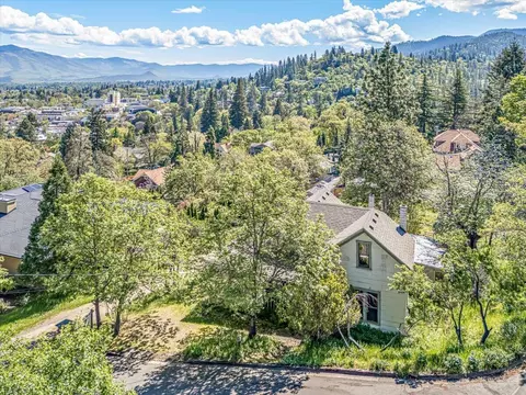 166 Nob Hill St, Ashland, OR 97520