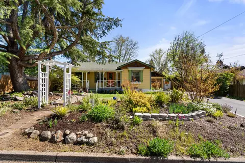 1427 NW Washington Blvd, Grants Pass, OR 97526