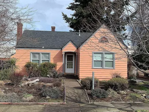 625 S Holly St, Medford, OR 97501