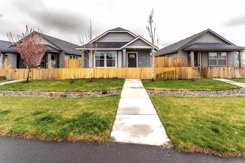 3210 NW 10th St, Redmond, OR 97756