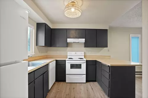 Kitchen - 2011 NE Neil Way, Bend, OR 97701 photo 7 of 8