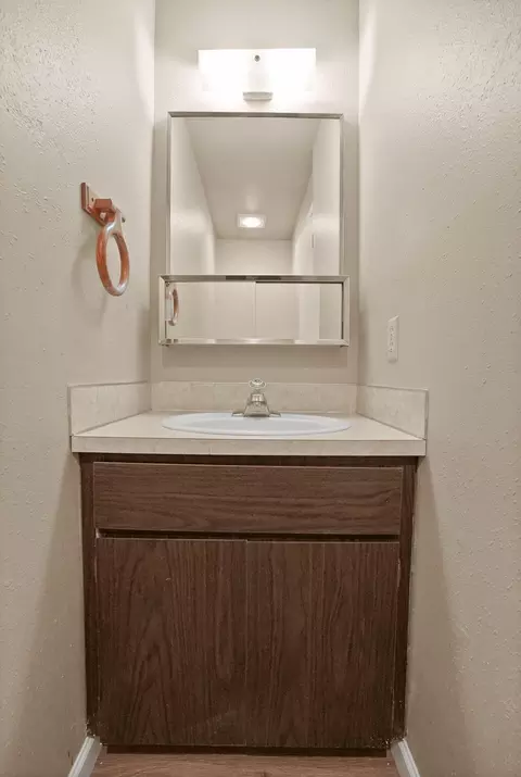 Bath - 2011 NE Neil Way, Bend, OR 97701 photo 3 of 4