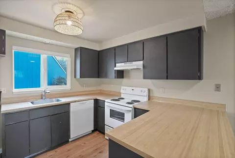 Kitchen - 2011 NE Neil Way, Bend, OR 97701 photo 6 of 8
