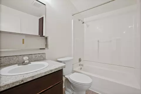 Bath - 2011 NE Neil Way, Bend, OR 97701 photo 2 of 4