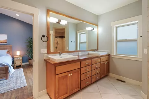 Bath - 61461 Linton Loop, Bend, OR 97702 photo 2 of 6