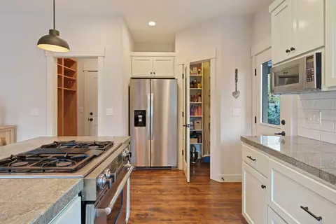 Kitchen - 61461 Linton Loop, Bend, OR 97702 photo 5 of 6
