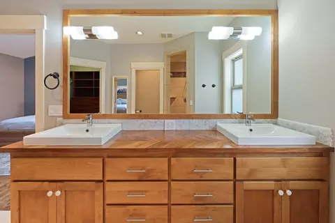 Bath - 61461 Linton Loop, Bend, OR 97702 photo 4 of 6