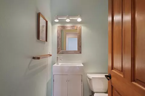 Bath - 61461 Linton Loop, Bend, OR 97702 photo 5 of 6