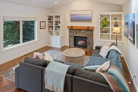 Living - 61461 Linton Loop, Bend, OR 97702 photo 4 of 5