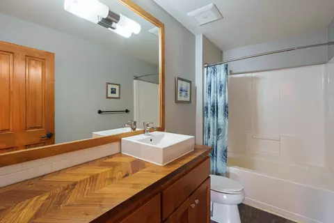 Bath - 61461 Linton Loop, Bend, OR 97702 photo 6 of 6