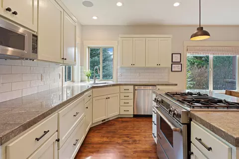 Kitchen - 61461 Linton Loop, Bend, OR 97702 photo 3 of 6