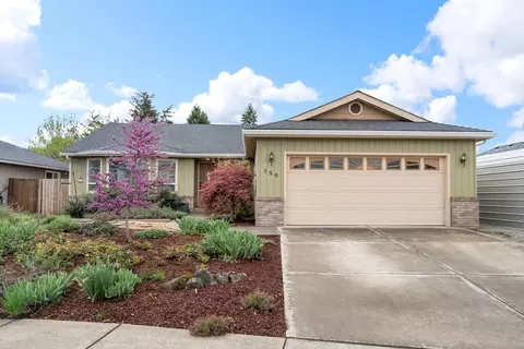 850 Forest Glen Dr, Central Point, OR 97502