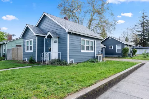 1051 W 11th St, Medford, OR 97501